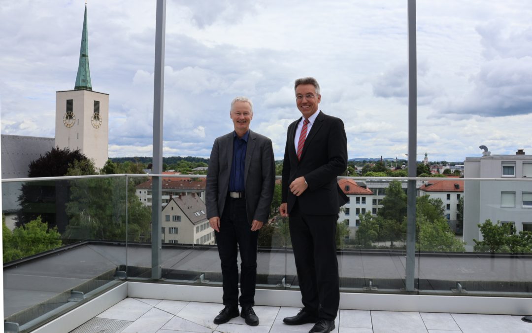 Rosenheims Landrat Otto Lederer begrüßt Dekan Thomas Schlichting