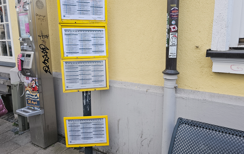 ÖPNV Rosenheim: Busfahrplan vom Boden aus lesen?