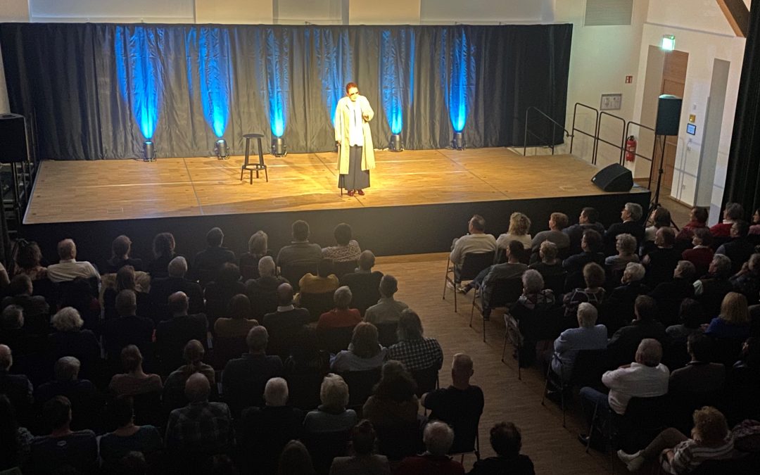 „Wände streichen. Segel setzen“  Luise Kinseher brilliert in drei Rollen