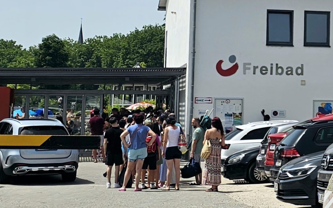 Lange Warteschlange vor dem Rosenheimer Freibad