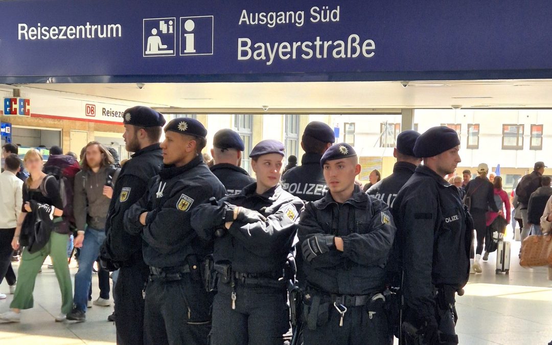 Kroatische Fußballfans zünden Rauchtopf im Münchner Hauptbahnhof