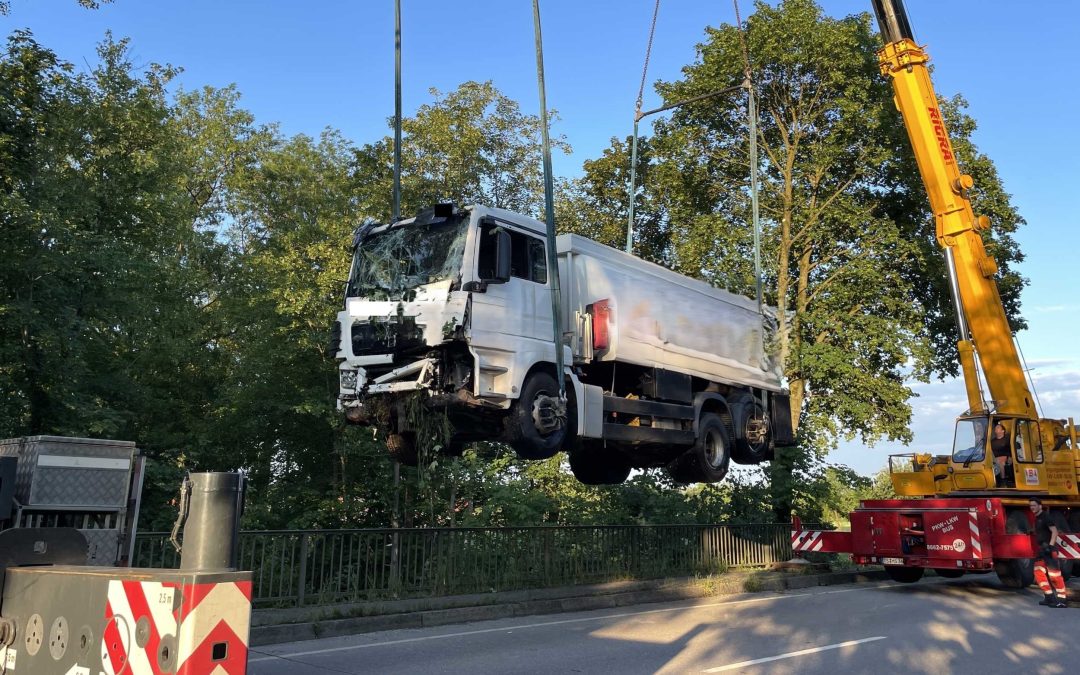 Heizöl-Lkw landet im Bachbett bei Kirchheim