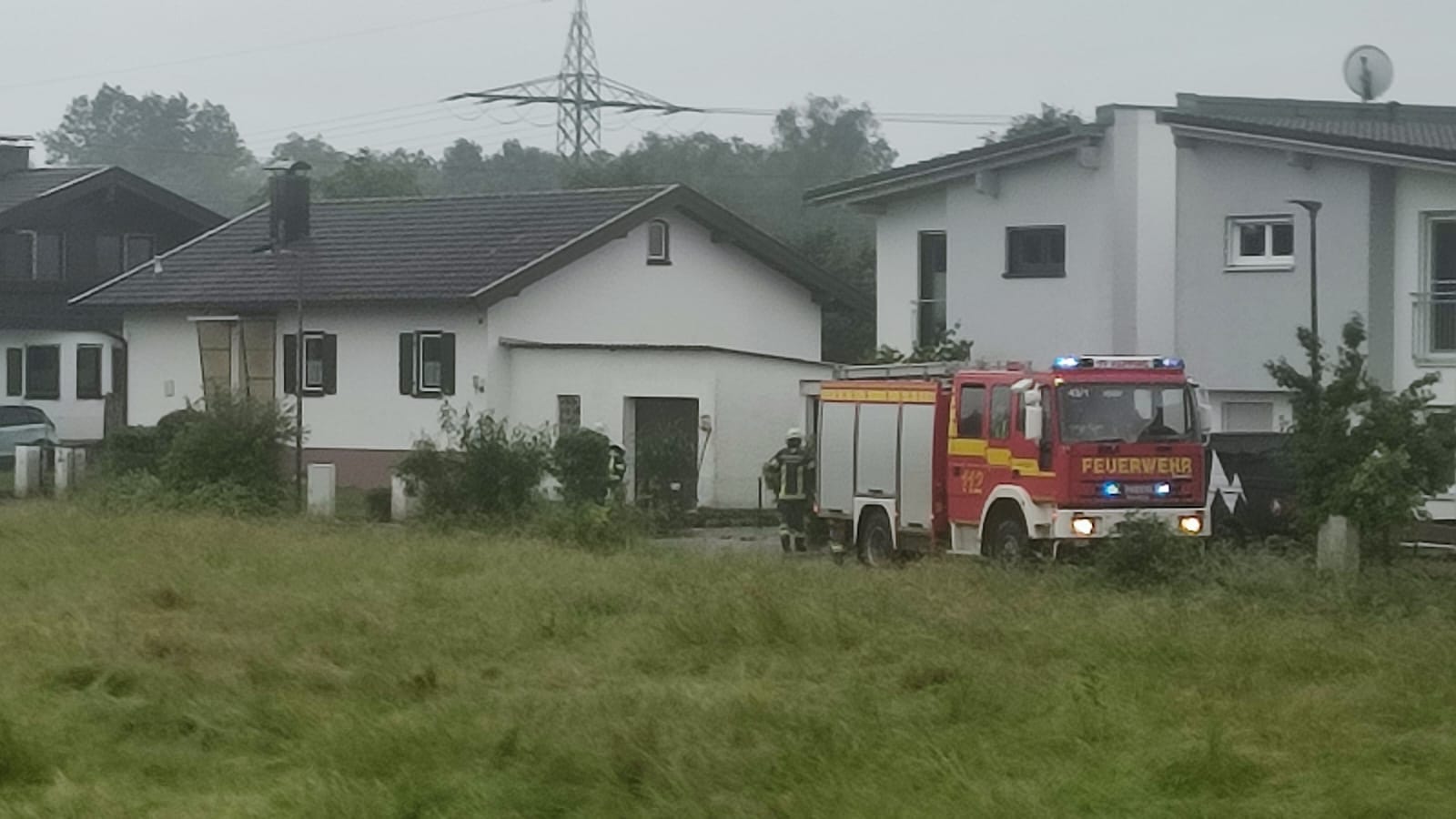 Feuerwehr im Dauereinsatz im Landkreis Rosenheim. Unser Foto entstand im Rosenheimer Stadtteil Happing