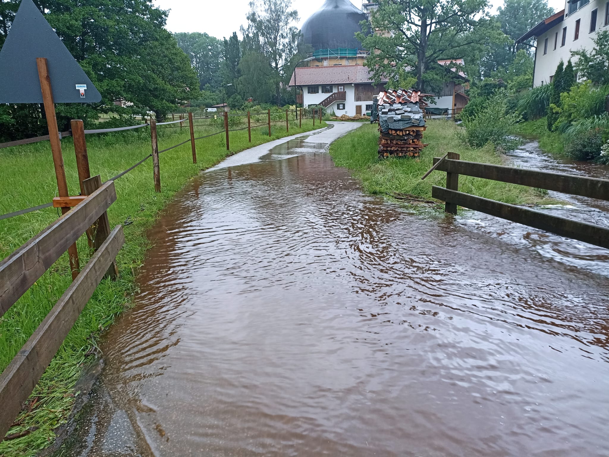 Hochwasser im Rosenheimer Stadtteil Oberkaltbrunn. Foto: Martin Aerzbäck