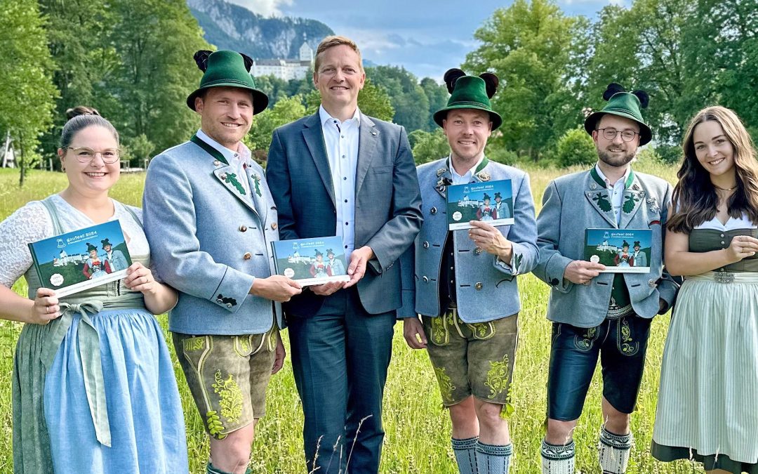 Festschrift der „D` Griabinga Hohenaschau“  an Aschauer Bürgermeister übergeben