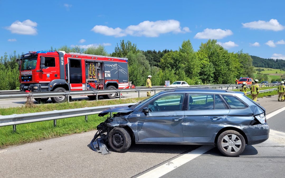 Pkw gerät auf Autobahn A8 bei Bergen ins Schleudern