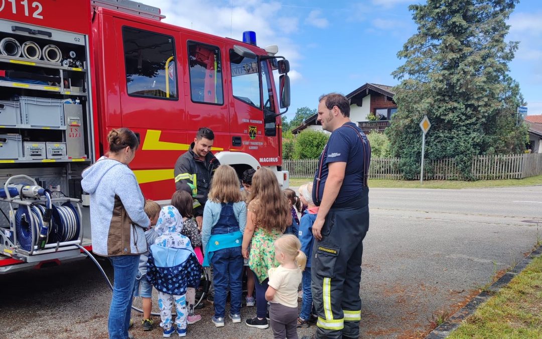 Fast 50 Kinder auf Entdeckungstour bei der Feuerwehr in Kammer