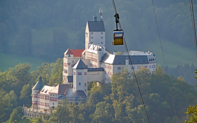 Seilbahn gondelt beim Märchenschloss in Aschau
