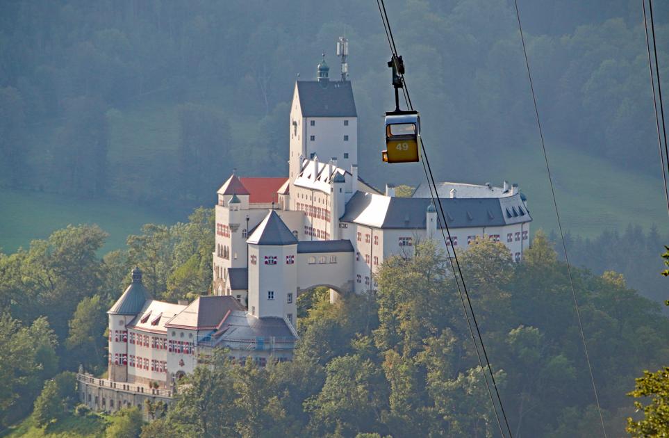 Seilbahn gondelt beim Märchenschloss in Aschau