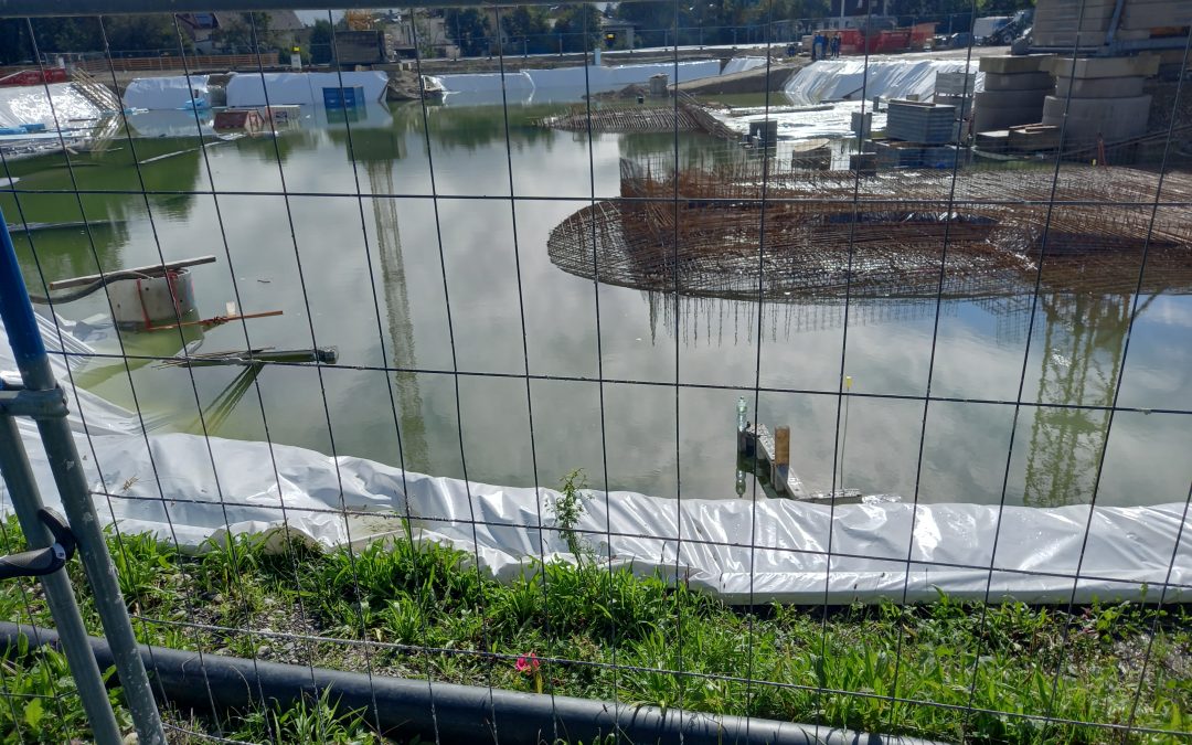 Nach Dauerregen: Baugrube in Oberwöhr wurde zum „Schwimmingpool“