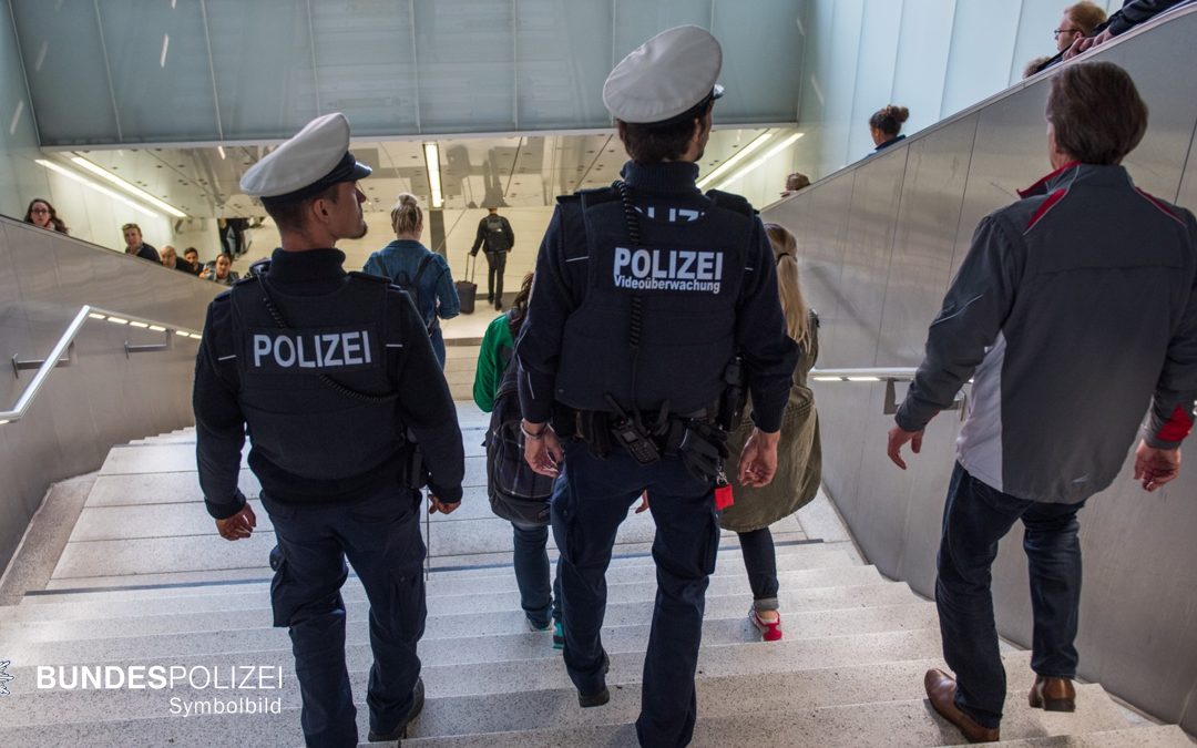 München: Betrunkene stürzen Treppe hinab – 81-jährige schwer verletzt