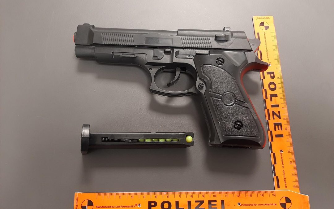 München: Reisende mit Softairwaffe bedroht