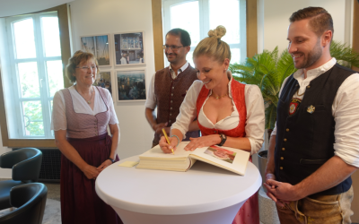 Jessica von Bredow-Werndl: Eintrag ins Goldene Buch der Stadt Rosenheim