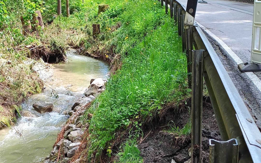 Wörnsmühl: Einbau von Wasserbausteinen nach heftigem Unwetter Anfang Juni