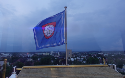 Riesenrad erstmals mit Rosenheimer Fahnen