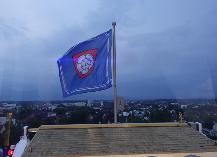 Riesenrad erstmals mit Rosenheimer Fahnen