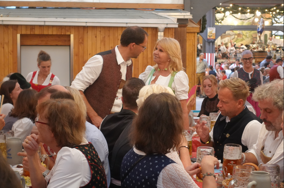 Gute Stimmung beim Rosenheimer Stadtrat auf der Wiesn