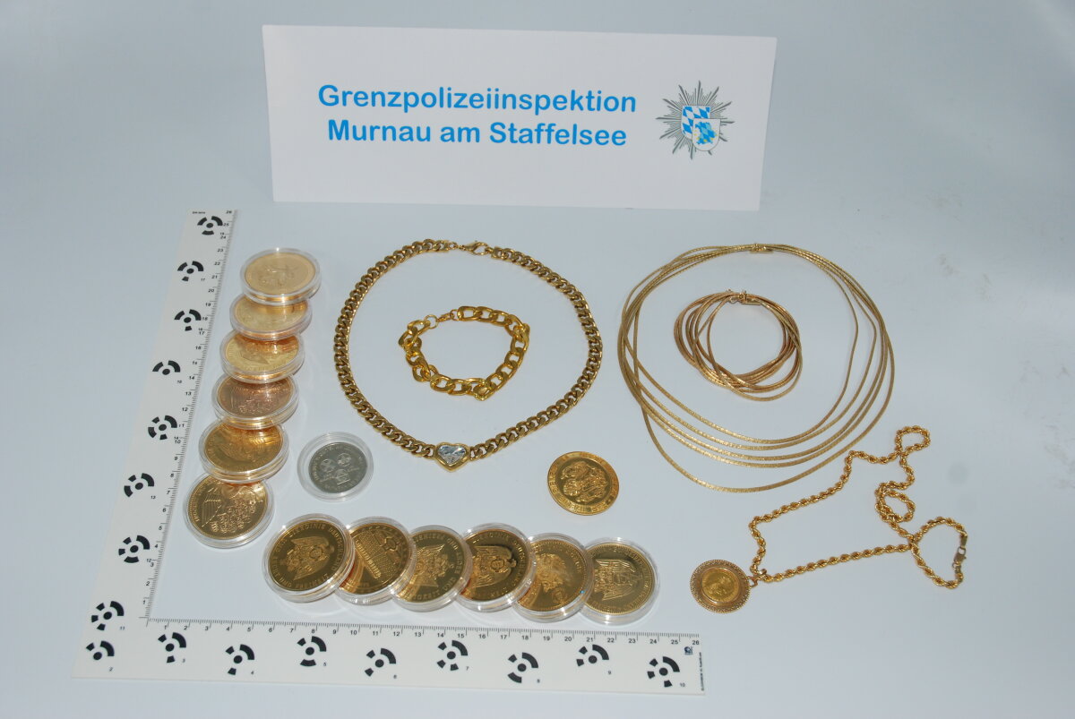 fittosize_1200_0_0ecffe000e9ec3da4dfecdc64fade920_2709_sichergestellter_schmuck_gpi_murnau Fall Wolfratshausen: sichergestellter Schmuck und Goldmünzen im Wert von mehreren Zehntausend Euro. Foto: Copyright: Bundespolizeipräsidium Oberbayern Süd