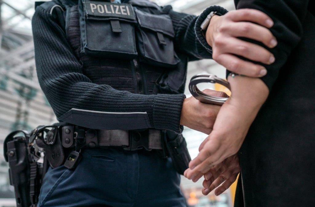 Bundespolizei vollstreckt am Flughafen München drei Haftbefehle