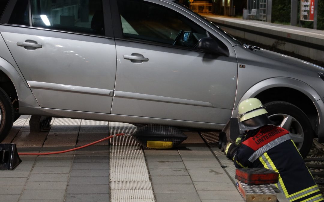 Unterhaching: Senior fährt mit Auto über Bahnsteigkante