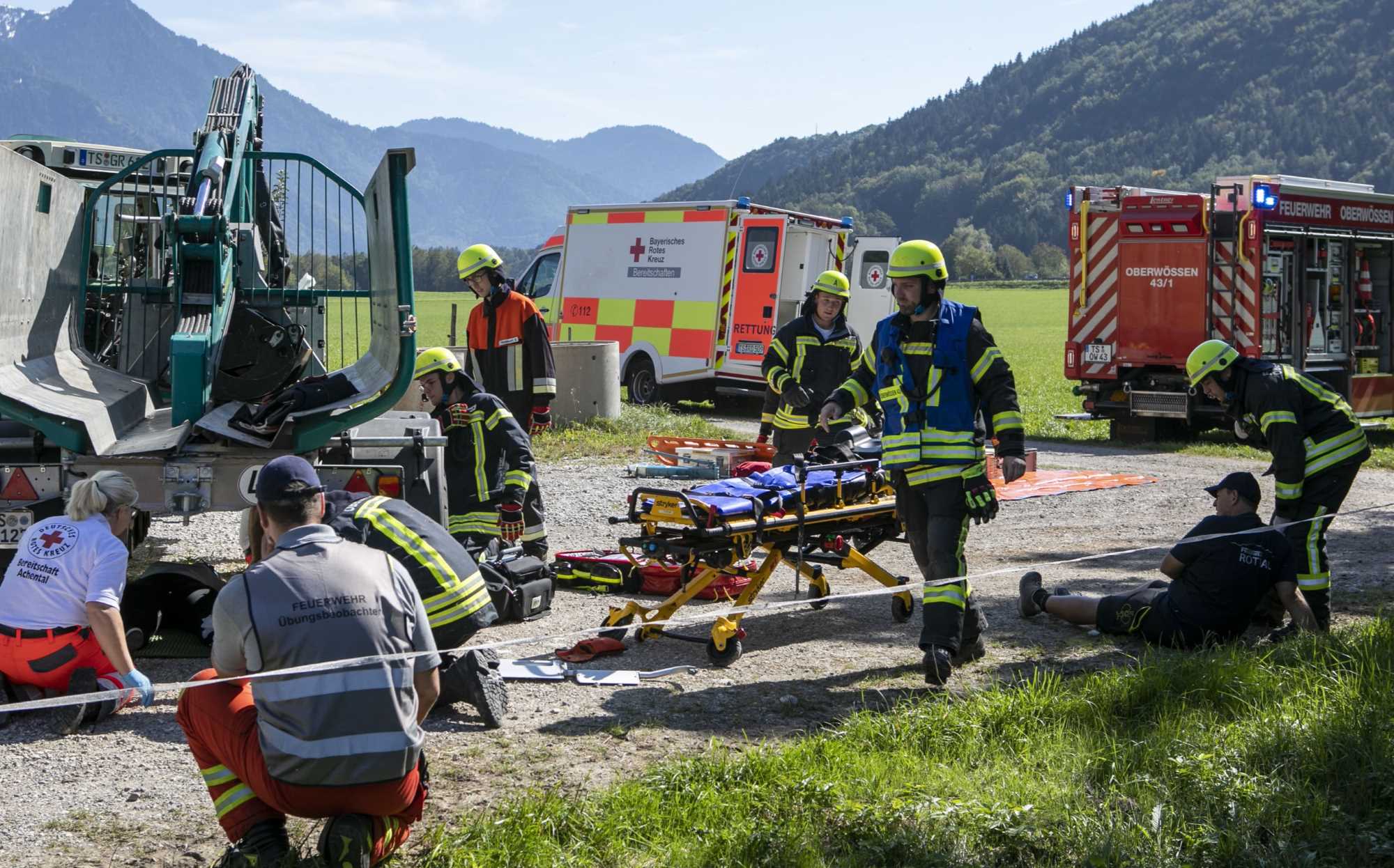 Übungsnachmittag von Feuerwehr und Rettungskräften in Rottau: Fotos: Hubert Hobmaier, Wolfgang Gasser, Kreisfeuerwehrverband Traunstein, Lukas Hofmann, Feuerwehr Rottau, Luis Pleyer, BRK-Kreisverband Traunstein