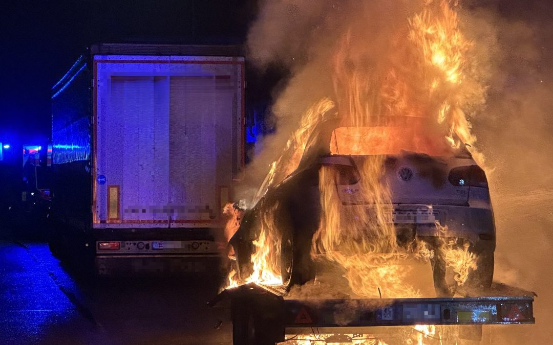 Auto bei Haslach in Vollbrand – Feuerwehr verhindert Ausbreitung