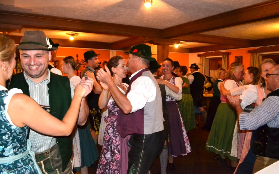 Gute Stimmung beim Bairischen Hoagascht in Tattenhausen