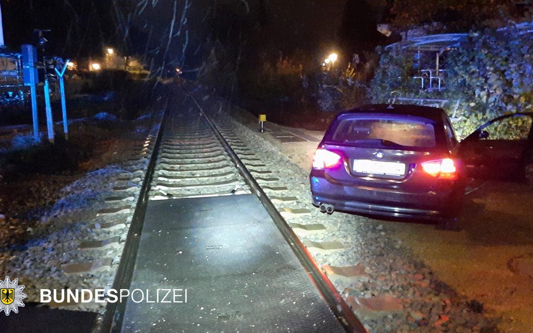 Bahnhalt Ottobrunn: Seniorin fährt mit ihrem Auto in den Gleisbereich