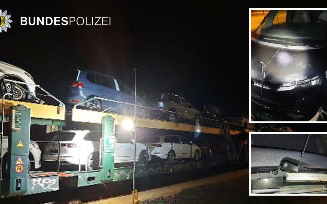 München: Neufahrzeuge auf Autotransportzug beschädigt