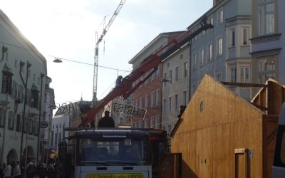 Aufbauarbeiten für den Rosenheimer Christkindlmarkt laufen auf Hochtouren