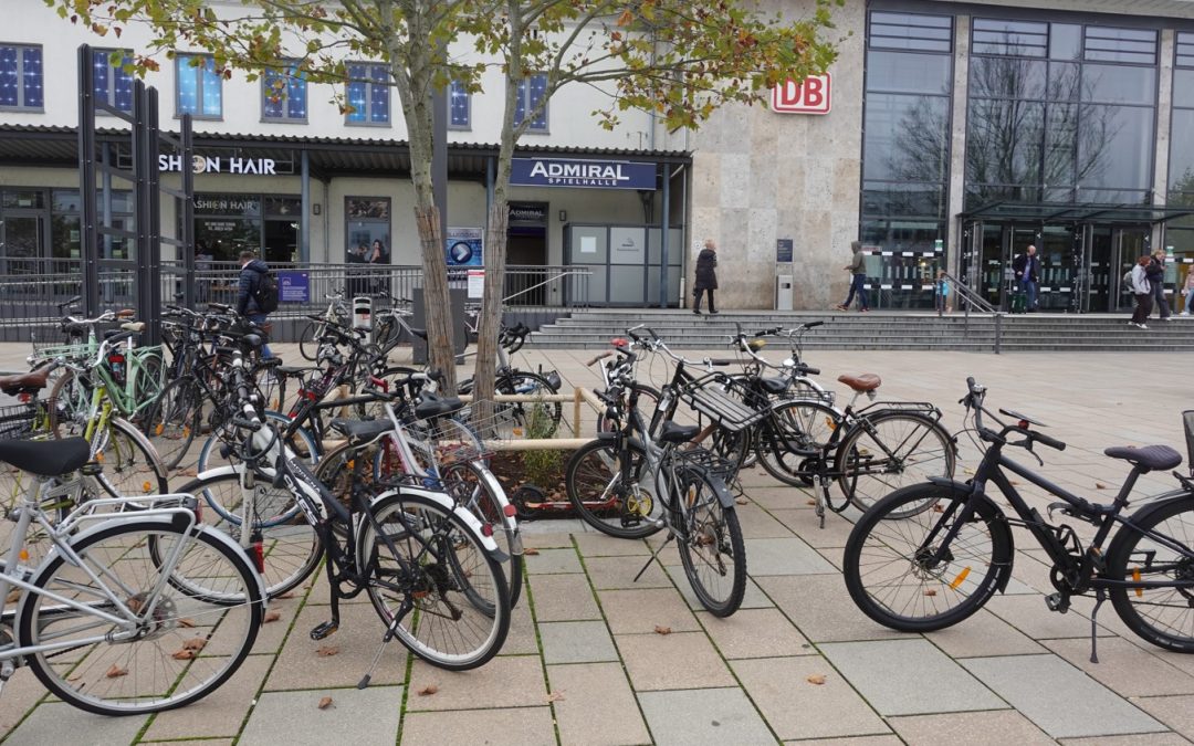 Radlchaos trotz Fahrradparkhaus vor dem Rosenheimer Bahnhof