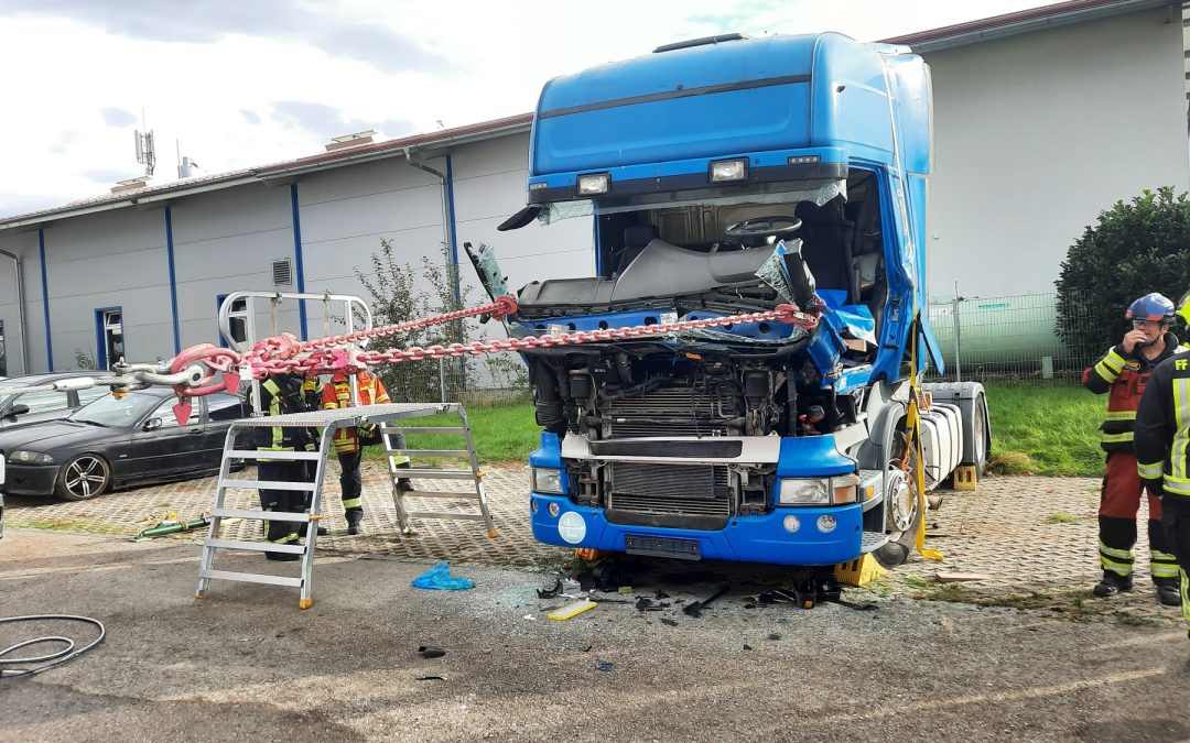 Technische Rettung am LKW: Spezialausbildung für 23 Feuerwehrleute