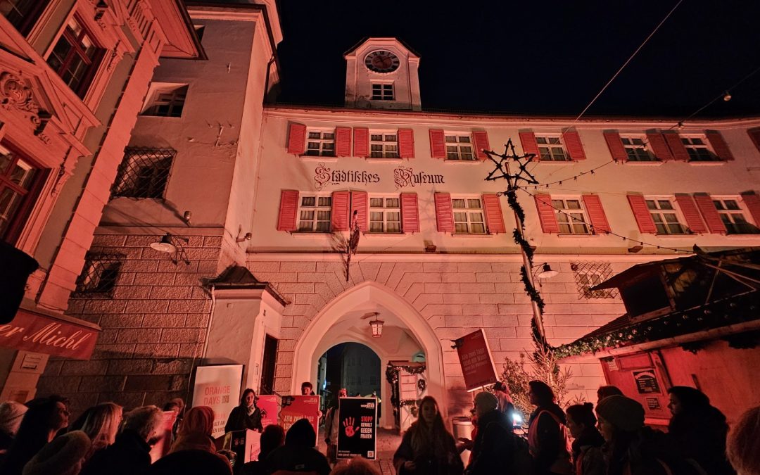 Mittertor erstrahlt in Orange: Zeichen gegen Gewalt an Frauen
