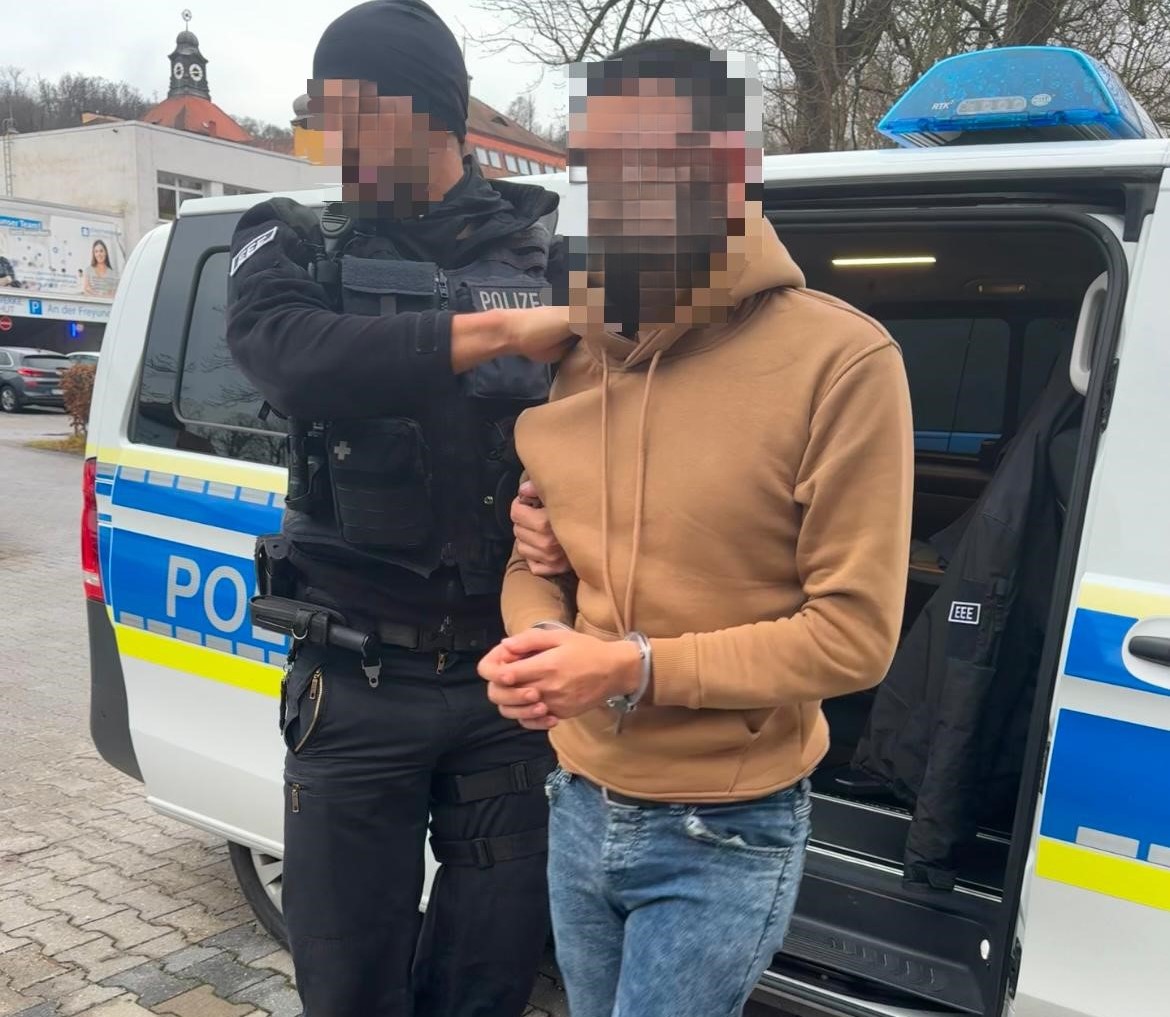 20241210_Bildbeilage_Pressebericht Das Bild zeigt die Festnahme des drngend tatverdächtigen 21-jährigen Syrers durch Einsatzkräfte der Bundespolizei Passau in Pfarrkirchen. Foto: Bundespolizei Passau