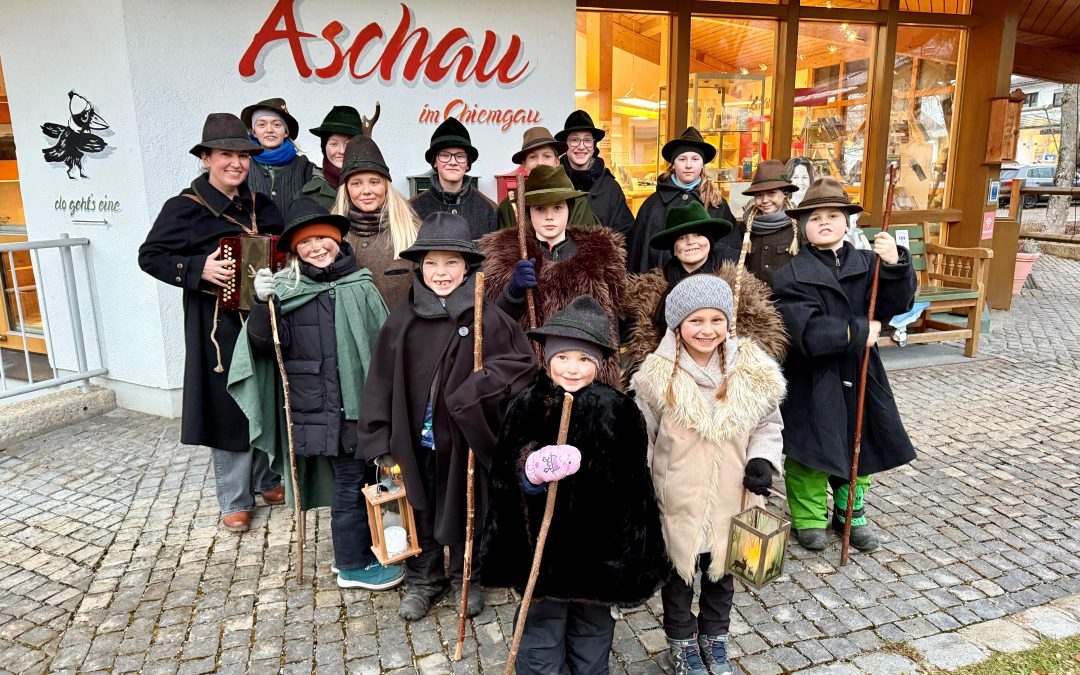 Aschauer Trachtenkinder als Klöpfler unterwegs