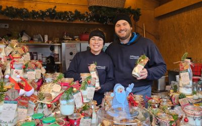 Presserundgang auf dem Rosenheimer Christkindlmarkt: Von Verzweiflungsgeschenken und Kuchen im Glas