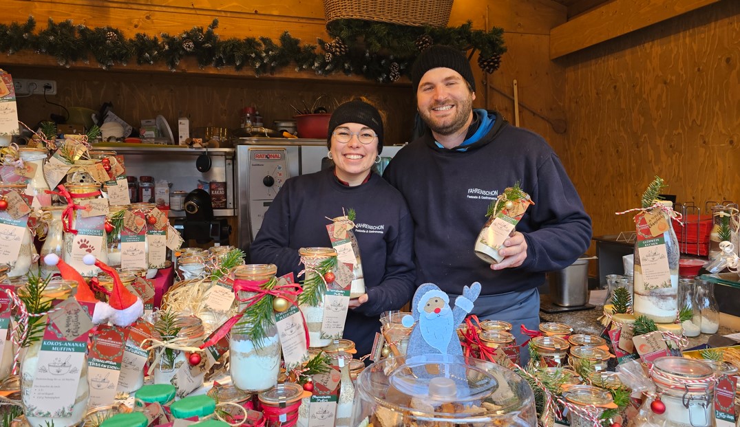 Presserundgang auf dem Rosenheimer Christkindlmarkt: Von Verzweiflungsgeschenken und Kuchen im Glas