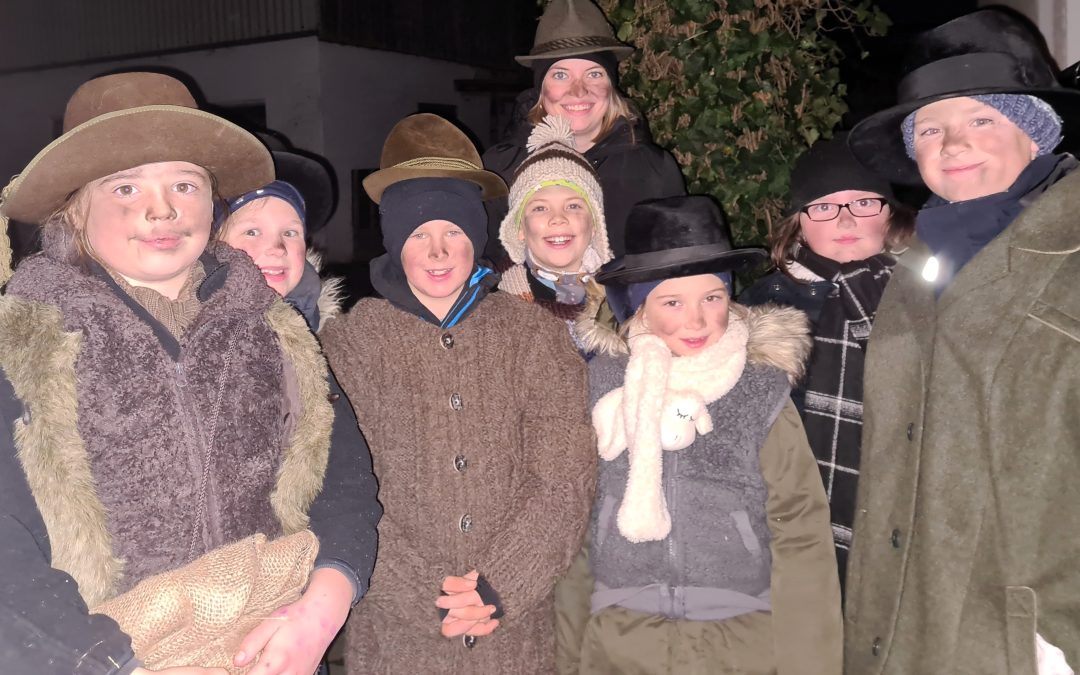 Erhalt eines alten Brauches: Remobacha Trachtenkinder waren beim „Klöpfln“