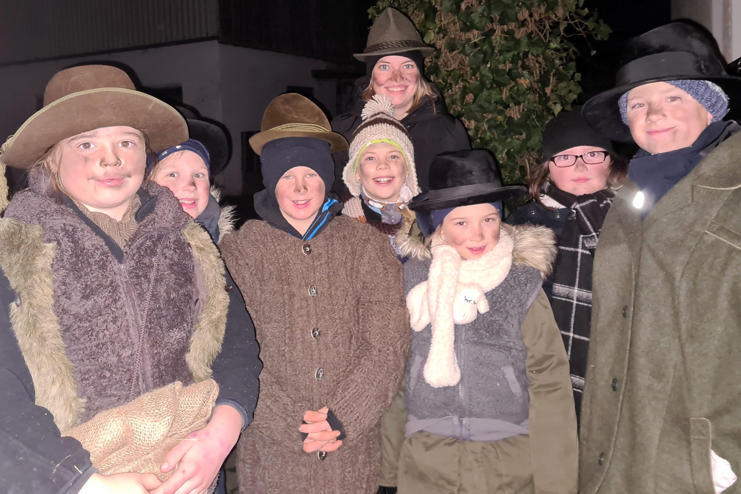 Die Kinder des Rettenbacher Trachtenvereins beim Klöpfelsingen Die Remobacha Trachtenkinder ließen mit dem "Klöpfln" einen alten Brauch aufleben. Foto: Hubert Hobmaier