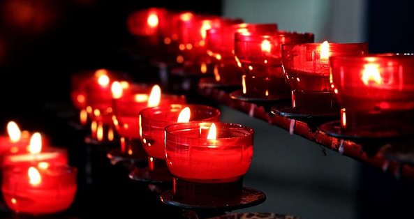 Licht Brennende Teelichter in einer Kirche. Foto: re