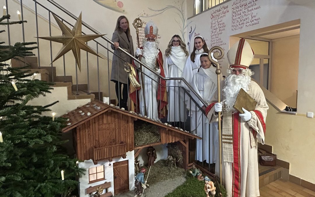 Leuchtende Augen beim Nikolausbesuch im Caritas-Kinderdorf Irschenberg
