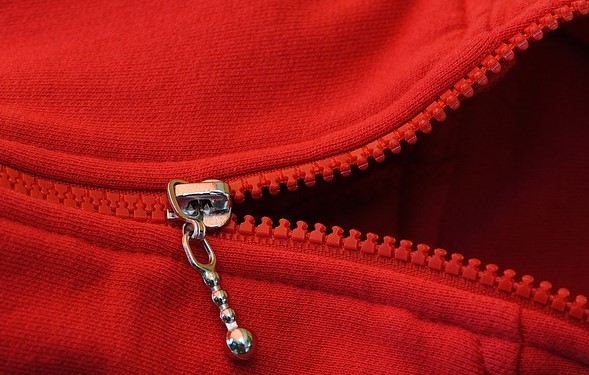 Reißverschluss Reissverschluss von roter Stoff-Jacke. Foto: re