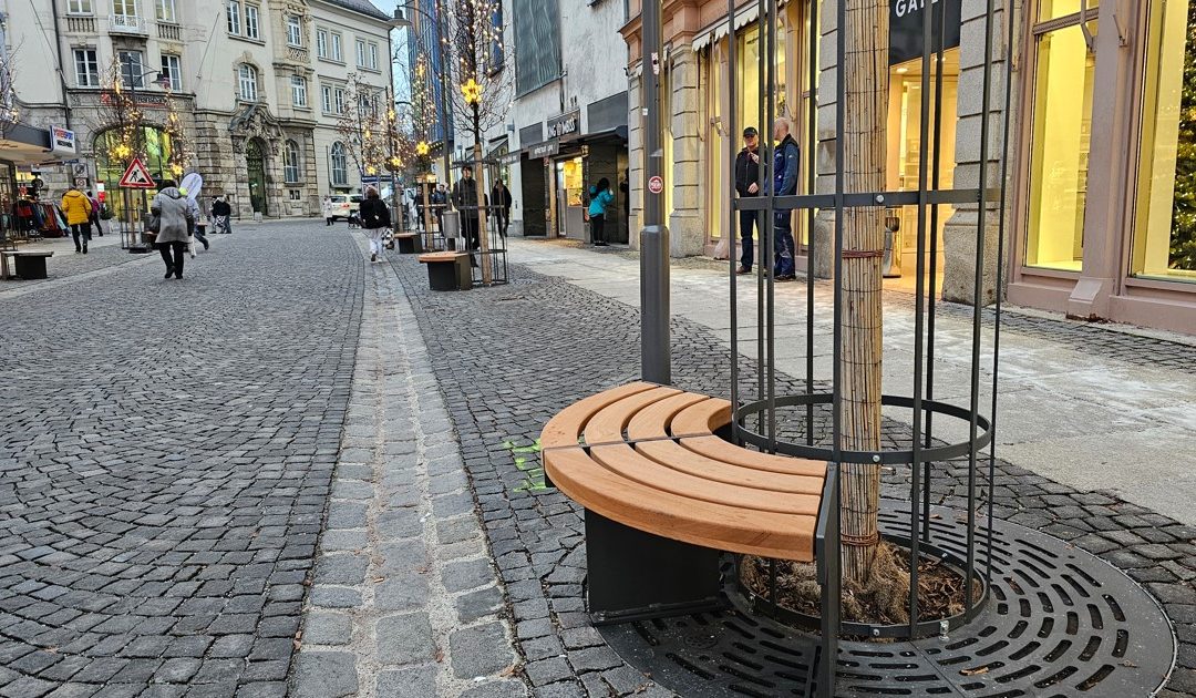 Neue Sitzmöglichkeiten in der „kleinen Fußgängerzone“