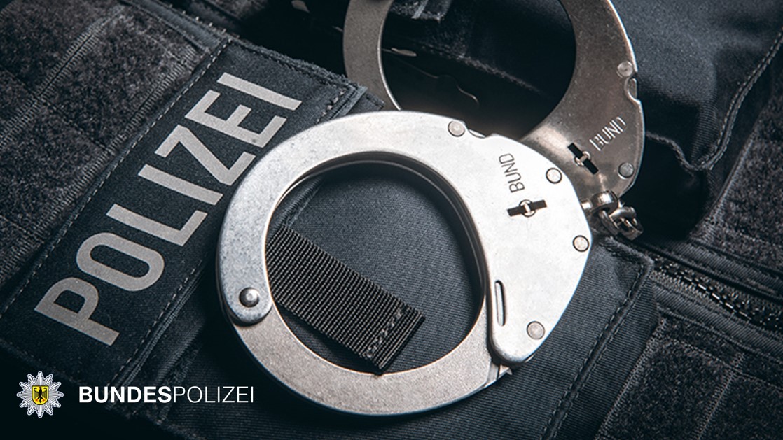 bundes Handschellen auf Polzeiweste. Foto: Symbolfoto Bundesfoto