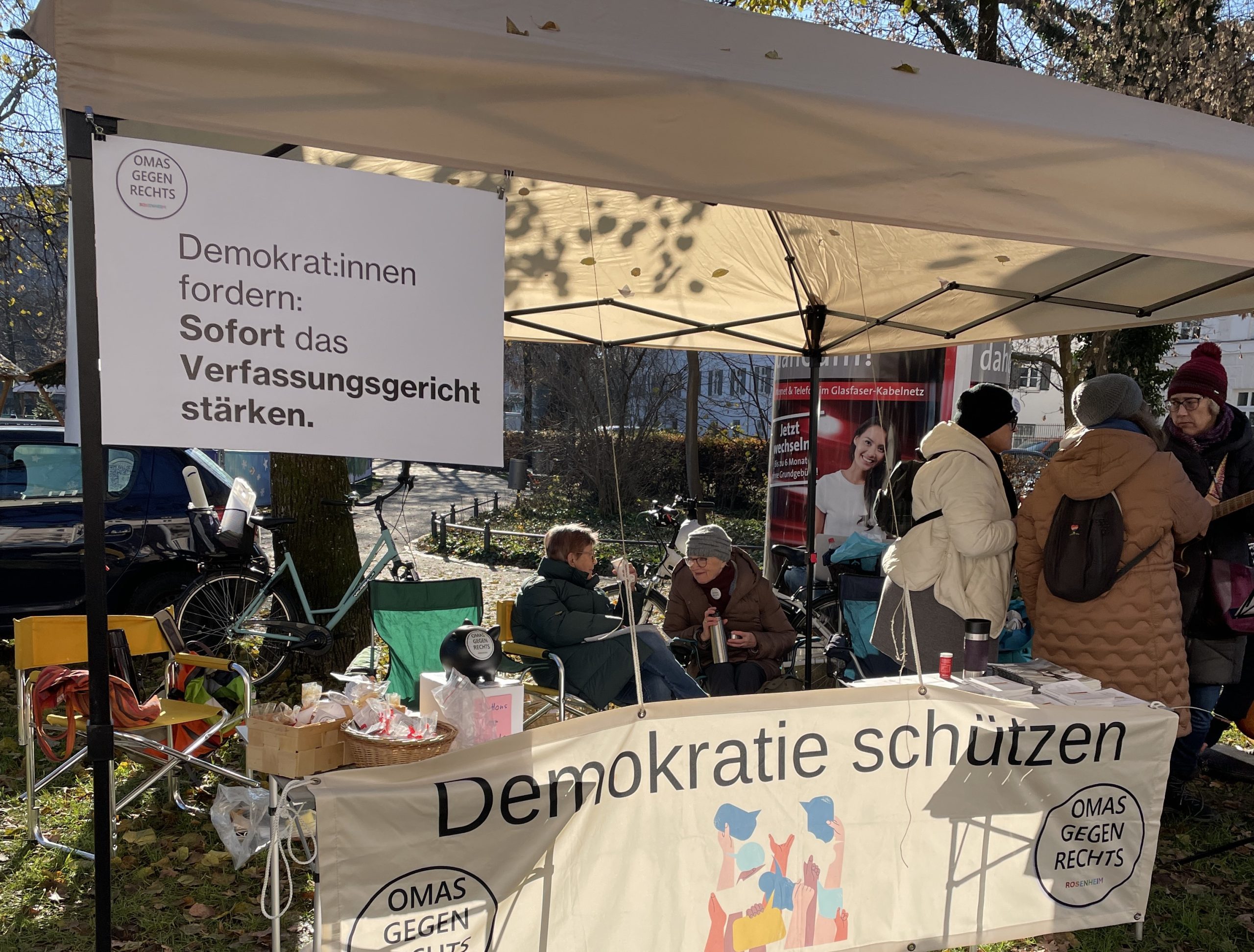 salingarten30112024 Infostand und Mahnwache der Omas gegen Rechts Rosenheim im Salingarten. Foto: Omas gegen Rechts Rosenheim