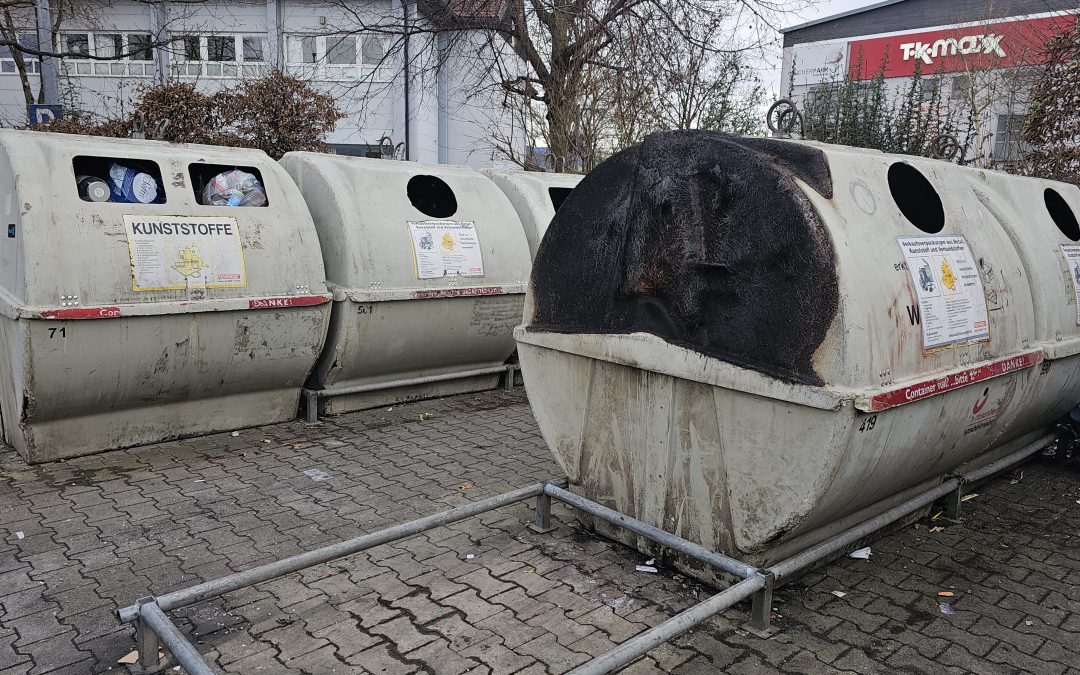 Die Silvesternacht hat bei Rosenheimer Wertstoffinseln deutliche Spuren hinterlassen