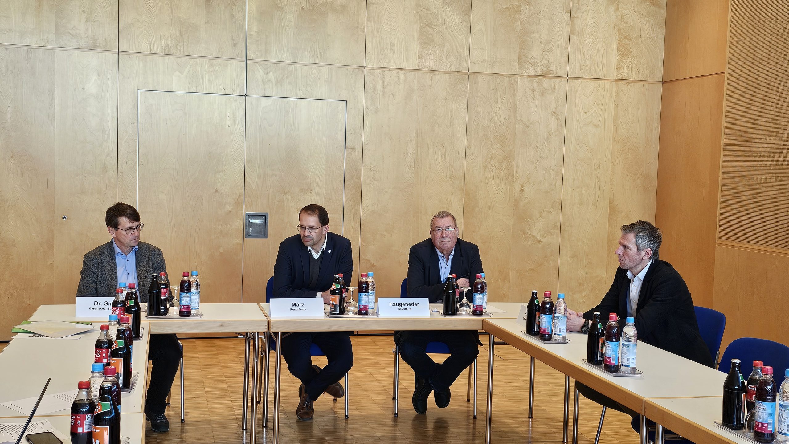 20250129_123201 Beim der Frühjahrsversammlung des Bayerischen Städtetags in Rosenheim; von links: Dr. Achim Sing, Referent für Presse, Öffentlichkeitsarbeit , Kultur des Bayerischen Städtetags, Rosenheimer Oberbürgermeister Andreas März und Erster Bürgermeister Peter Haugeneder aus Neuötting. Foto: Inpuls.me