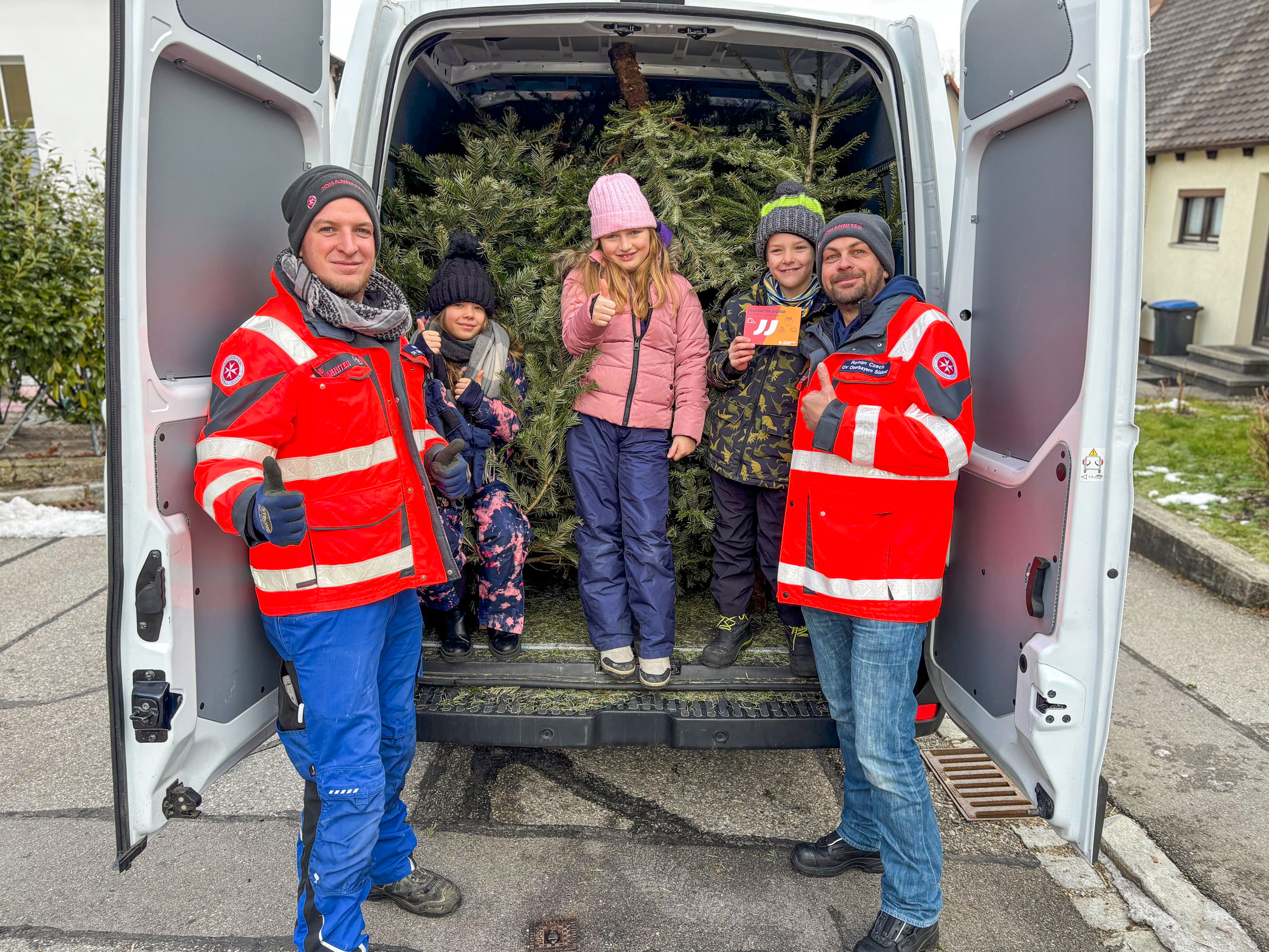 250113 – OBB-SO_Christbaum_Sammelaktion_der_Johanniter_Jugend_Foto_Martin_Bauer Johanniter-Jugend beim der Christbaumsammelaktion im Altlandkreis Wasserburg 2025. Foto: Copyright Martin Bauer-Johanniter