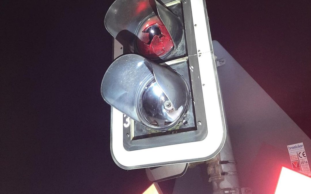 Lichtsignal an Bahnschranke in Eching zerstört