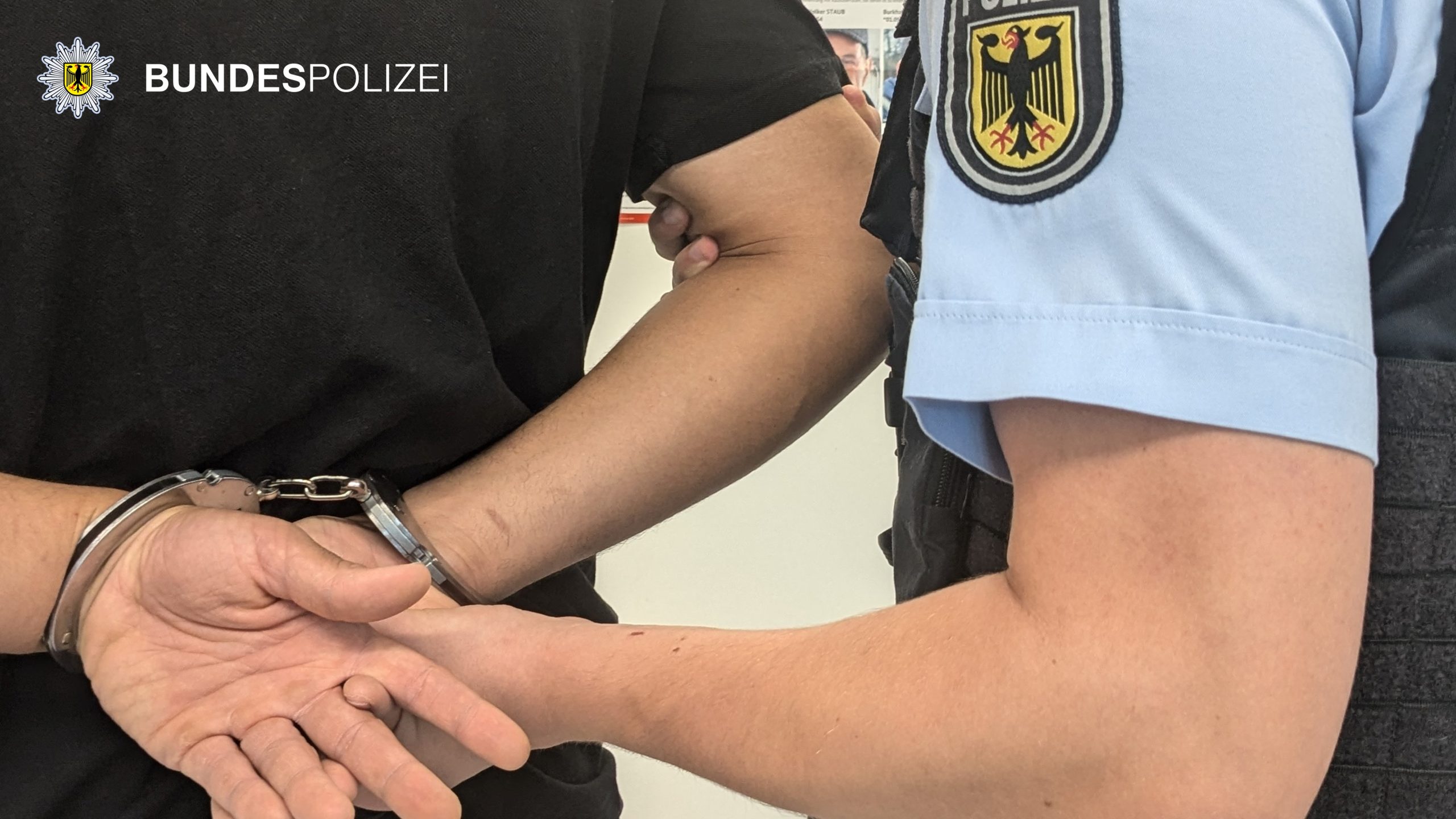 Symbolbild Festnahme. Handschellen klicken. Symbolfoto: Bundespolizei